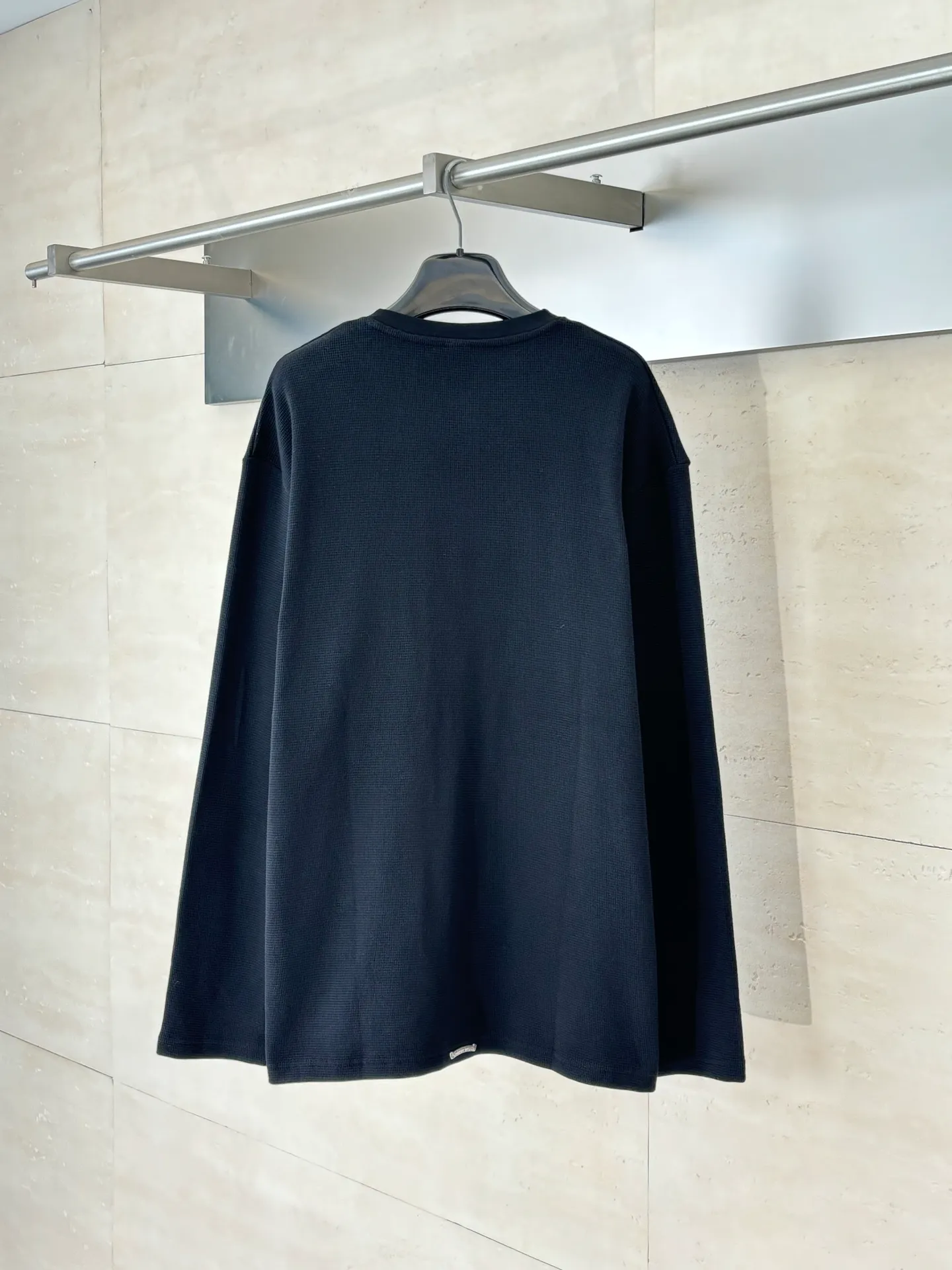 P400 Chrome Heart*/Chrome Heart 25 patchwork leather Henry collar waffle sweatshirt. The fabric is made of 350g cotton waffle double-layer material before washing (to distinguish between low-gram weight cut corners and non-pure cotton market products). The silver buckles and scrolls are made of antique bronze and real silver (the materials used have reached 300+ quality in the market). The leather label is still made of genuine imported lambskin. The most important thing is that the leather is hand-extended and stitched (the cost is high when it comes to manual work) in the fabric and hardware A lot of effort has been put into the craftsmanship. The highest quality in the market. The industry benchmark is only owned by a few people. Size: S/M/L